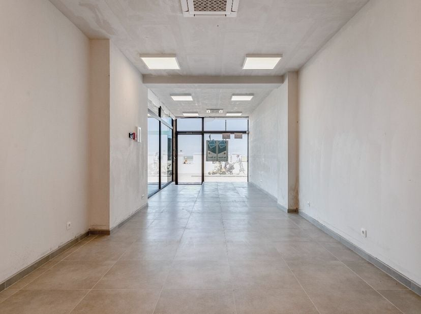 De Panne - handelspand te huur op de Zeedijk Dit handelspand met prachtig zeezicht bevindt zich op een absolute toplocatie aan de zeedijk, op slechts