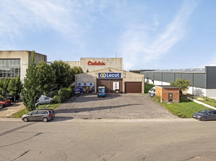 Local commercial - magasin sur piste d'environ 770 m² (24 places de parking privées à louer à Middelkerke). <br />
<br />
MISE EN PAGE :<br />
- grand