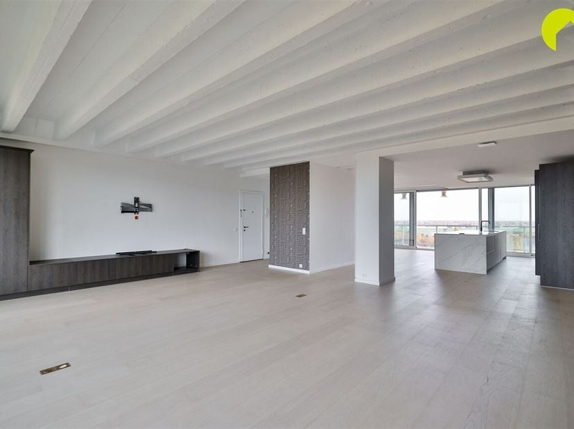Au bout de la Fruithoflaan, dans la résidence « Nirvana », nous trouvons cet appartement entièrement rénové de 2 chambres d'environ 147 m² au 11e étag