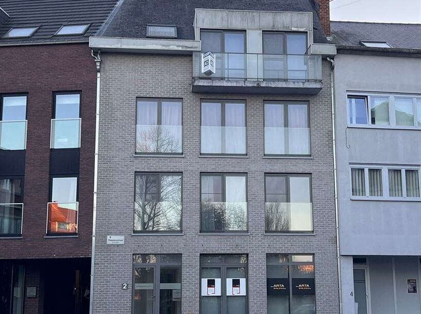 Cet appartement soigné se situe au 3ième étage de la petite et calme résidence Cathy, un immeuble ne comptant que 4 appartements. Le hall dentrée mène