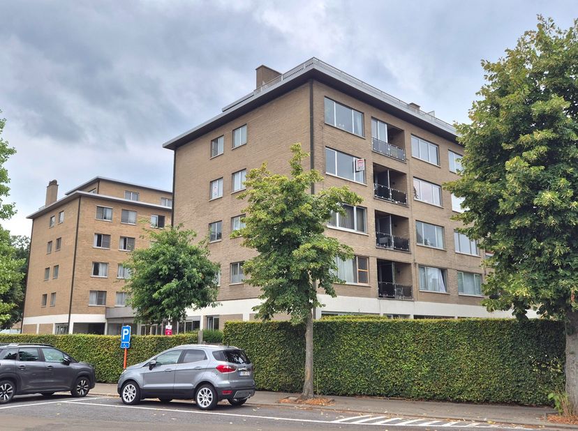 Schitterend appartement op het 3de verdiep te Deerlijk, nabij centrum en rustig gelegen omvattende o.a.:<br />
<br />
	Inkomhal, voorzien van heel wat
