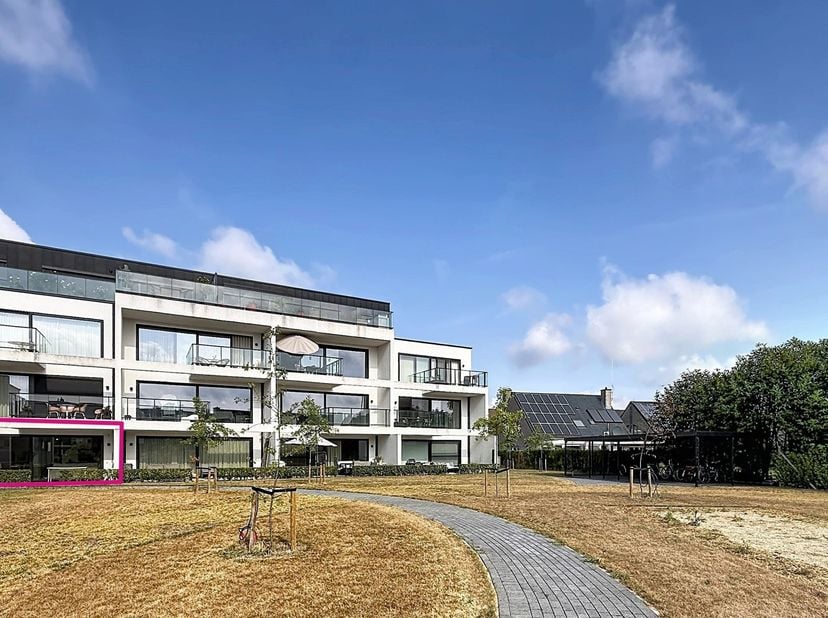 Instapklaar gelijkvloers BEN-appartement (bouwjaar 2023) gelegen in de jonge residentie Villam, gunstig gelegen nabij openbaar vervoer, winkels, diens