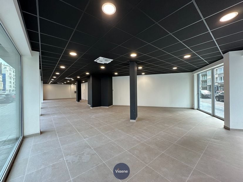 Zeer opvallend Handelsgelijkvloers - gelegen in een&amp;nbsp; opvallend Hoekpand op het zeer drukke kruispunt 'Petit Paris' - 36 meter ramen met hoge&amp;nbsp