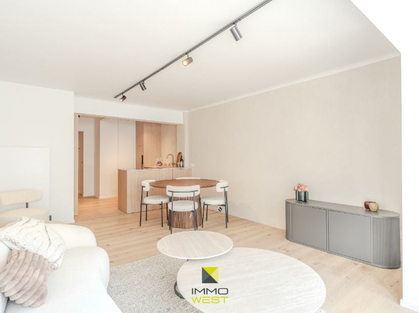 In het hartje van Sint-Idesbald nabij winkels, horeca en openbaar vervoer kunt u dit high-end gerenoveerd appartement terugvinden. De hoge afwerking z