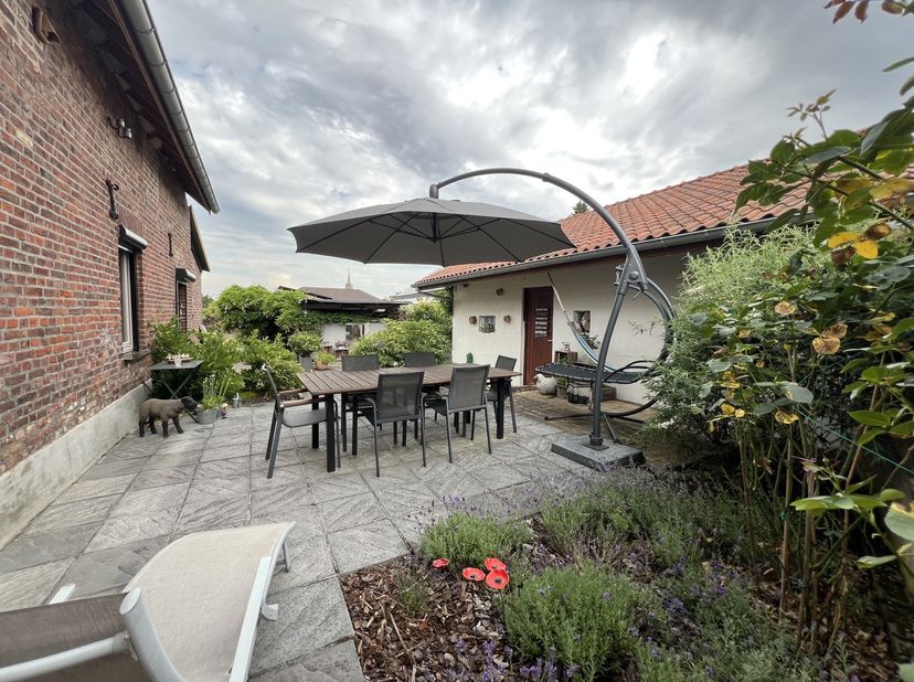 Zeer charmante hoeve met een bewoonbare oppervlakte van maar liefst 223m2 en dit op een prachtig perceel van bijna 14are gelegen in het rustige en gro