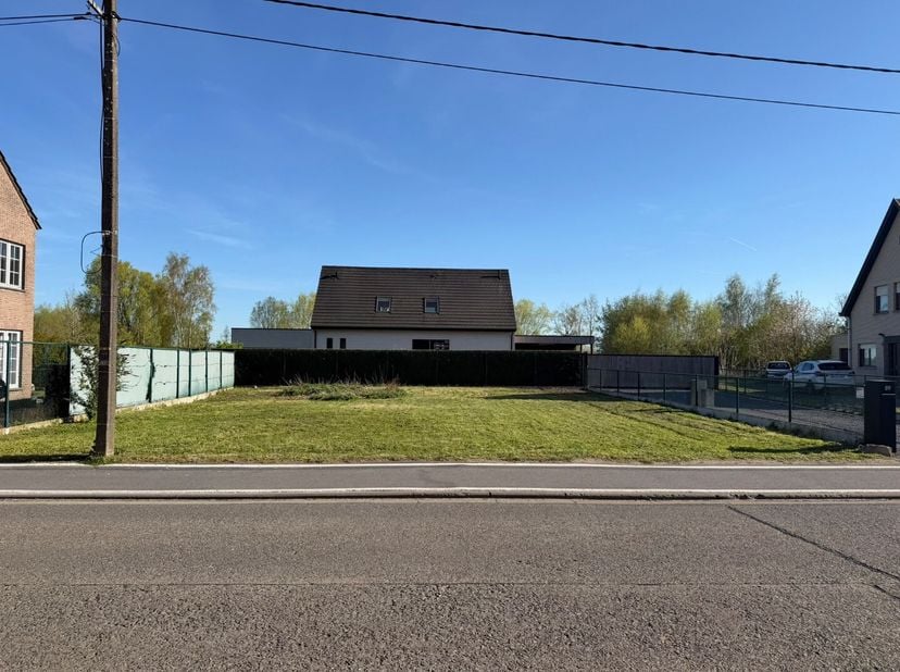 Net buiten de dorpskern van Zaffelare, onderweg naar het centrum van Lochristi, bevindt zich deze bouwklare grond voor een open bebouwing. De verkavel