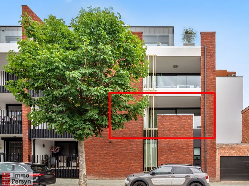 Dit nieuwbouwappartement is op zoek naar de eerste bewoners. Het bevindt zich op de eerste verdieping van een modern gebouw en biedt een perfecte comb