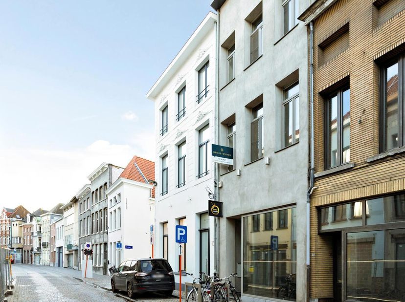 Op een centrale locatie in Mechelen, vlak bij de historische binnenstad en diverse winkels en horecazaken, bevindt zich dit veelzijdige pand in de ver