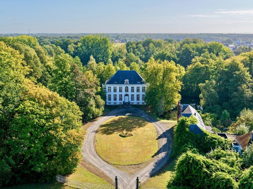 Le 'Hof van Massenhoven' en exclusivité à vendre chez Immofluisteraar!<br />
Plongez dans un monde idyllique sur ce prestigieux domaine de château. Le