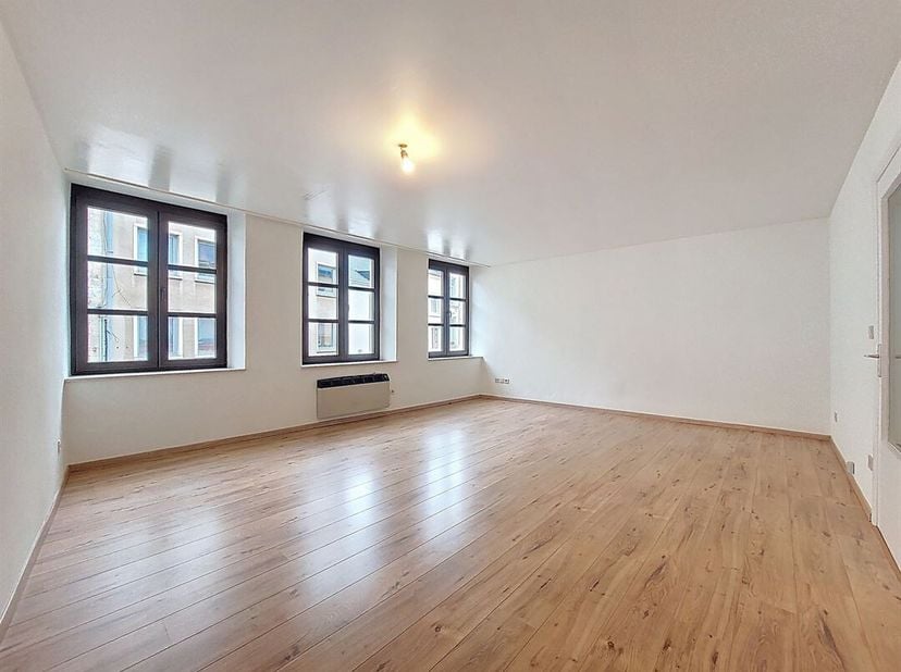 W immobilière vos propose au coeur du centre ville, un  bel appartement situé au 1er étage d'une petite résidence. Ce bien est composé comme suit: hal