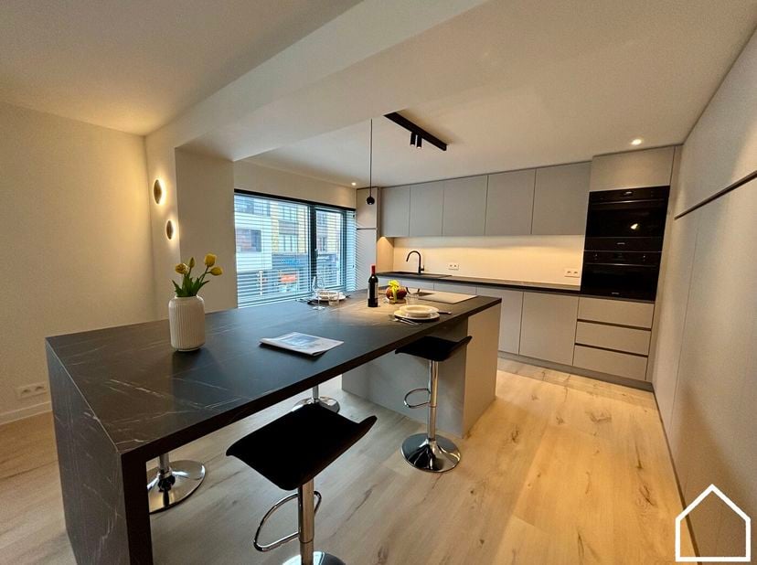 Mooi recent (2024) gerenoveerd en ruim appartement (bewoonbare oppervlakte ±132 m²) met 3 slaapkamers en een zonnig terras.<br />
Mogelijkheid tot aan