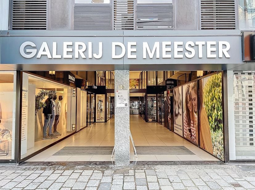 Duplex HANDELSPAND (circa 200m²)  met winkel en stock ruimte in GALERIJ DE MEESTER. Deze handelsruimte is nu ingericht als winkel (gelijkvloers) met s