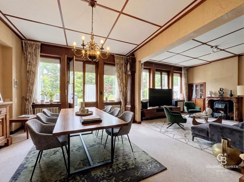 Huis (te renoveren) met een oppervlakte van ± 224 m², bestaande uit:<br />
Op de begane grond: woon-/eetkamer (± 46 m²), hal, aparte keuken, apart toi