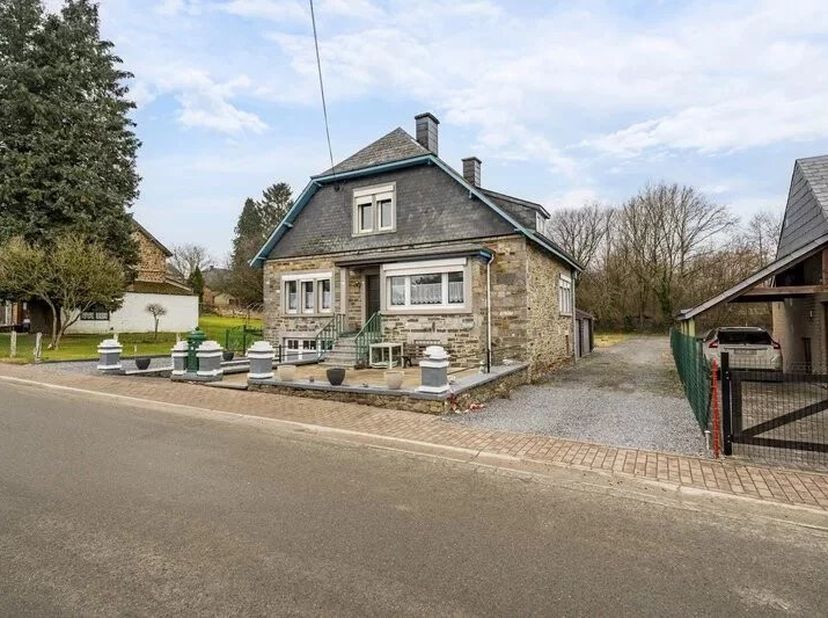 Renseignements au 0478/62.24.52 - B. Jacquemin (IPI 515531). EBIMMO vous propose à la vente cette maison en pierre située à Libin, à proximité de la E