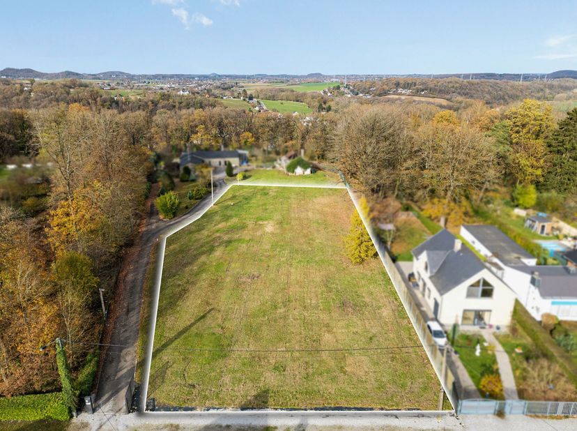 MONTIGNY-LE-TILLEUL, mooi vlak perceel met een oppervlakte van 30 are. Het heeft een breedte van 28 meter, ligt in een woonwijk en in een niet-overstr