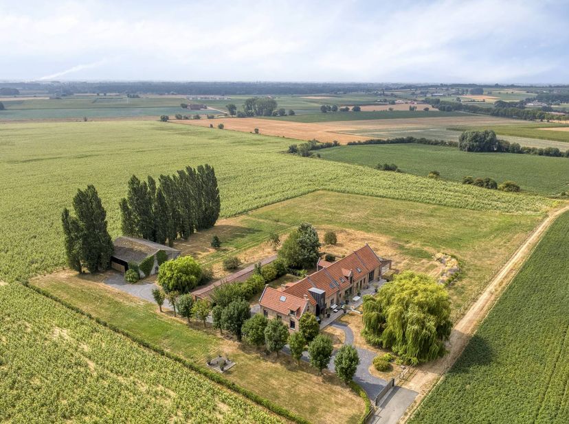 Bent u op zoek naar een unieke, instapklare droomwoning waar karakteristieke charme naadloos samensmelt met hedendaagse luxe? Deze volledig gerenoveer