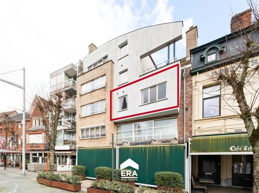 [[ DIT PAND NEEMT DEEL AAN DE ERA OPEN HUIZEN DAG OP 13/6 VAN 14:30 TOT 15:30 ]] Prachtig appartement te koop in hartje Eeklo met zicht op de Markt Op