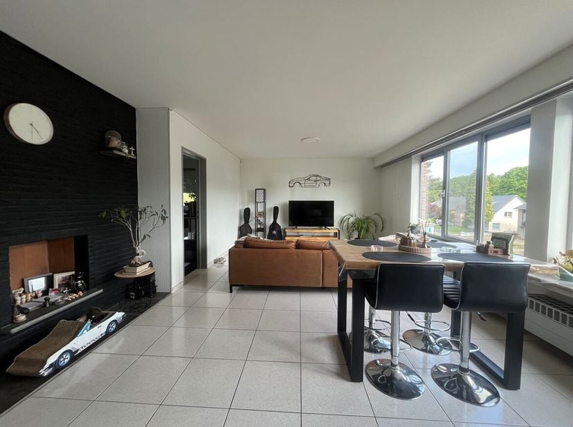 Spacieux appartement de 3 chambres à coucher, prêt à l'emploi, avec garage, stockage en sous-sol et abris pour voitures<br />
Situation : Situé au cal