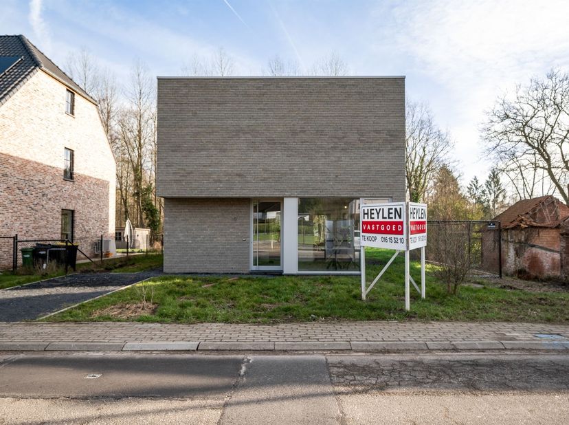 In het landelijke Sint-Agatha-Rode (Huldenberg) ligt deze moderne open bebouwing van 192 m², uniek aan het natuurreservaat Grootbroek. Geniet van een