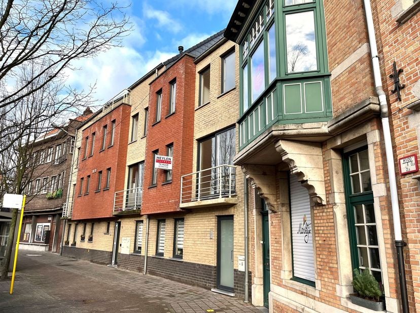 Duplex 3-slaapkamer appartement in hartje Ekeren <br />
<br />
Ligging: <br />
Het appartement is gelegen in het centrum van Ekeren, op wandelafsta