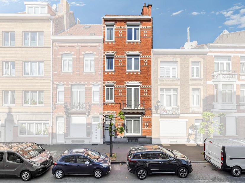Voor meer info of een bezoek, bel 053 59 49 33 - Ontdek deze ruime opbrengsteigendom bestaande uit twee duplexappartementen, ideaal als investering. O