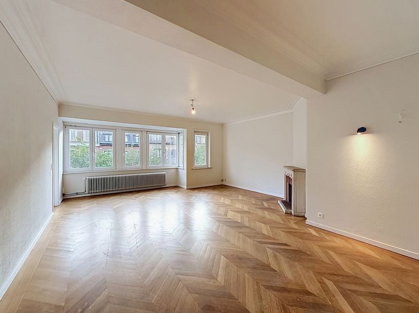 Entre la commune de Woluwe-Saint-Pierre et le parc de Woluwe, à proximité de la prestigieuse avenue de Tervueren, au 2E d'un bel immeuble avec ascense