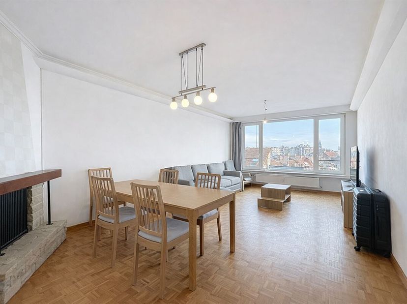 Home Expert Immo a le plaisir de vous présenter cet appartement trois chambres situé à Etterbeek, au 6 étage dune copropriété de taille moyenne, offra