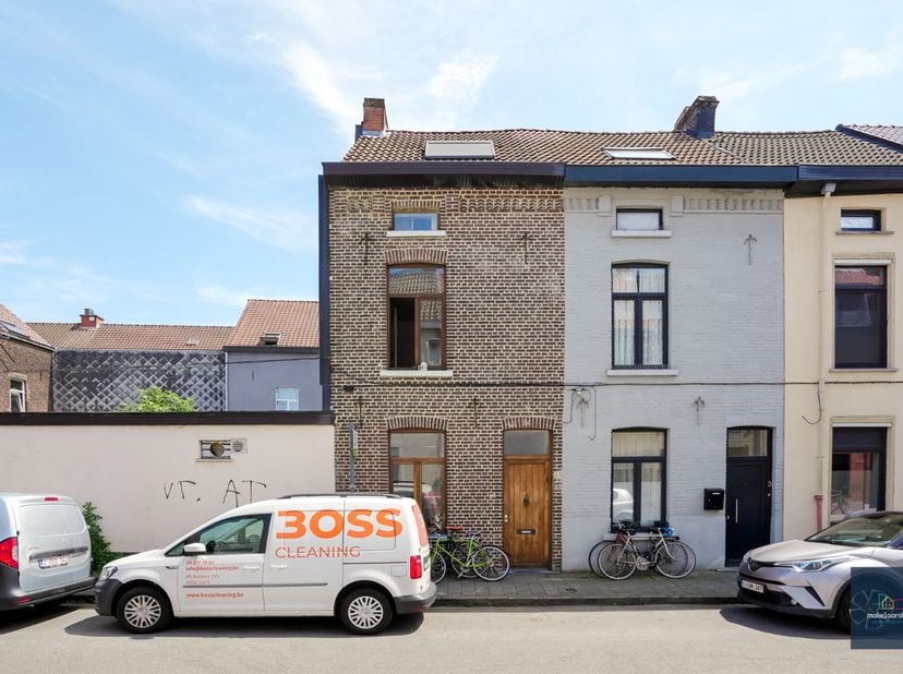 SCHRIJF U IN VIA DE WEBSITE. https://ap.lc/WzztZ of Makelaarshuys.be -> te huur.<br />
<br />
De woning heeft een oppervlakte van ca. 100 m² en is als