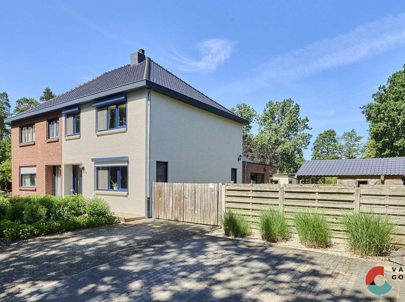 Gerenoveerde prachtig groen gelegen gezinswoning in Eksel. Deze woning is voorzien van 3 slaapkamer een ruim perceel van 12 are. Door de huidige eigen