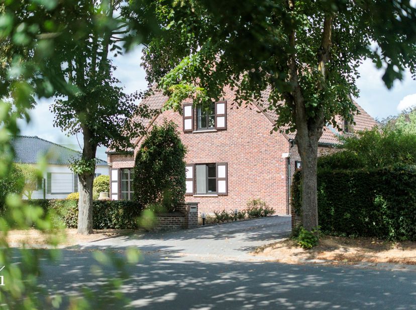 U kan de dossierstukken downloaden en de woning virtueel bezoeken op www.irres.be<br />
Bijkomende info en bezoeken via Manu op manu@irres.be of 0474