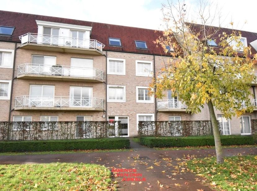 Dit charmante appartement is gelegen in de rustige en groene wijk Sint-Andries, een ideale plek voor wie op zoek is naar comfort en rust. Het pand bes