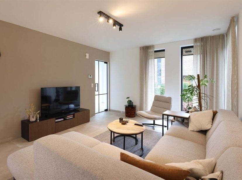 Stijlvolle energiezuinige nieuwbouwwoning (2023) met 3 slaapkamers en prachtige tuin residentieel en groen gelegen<br />
Omgeving:<br />
+ Residentiël