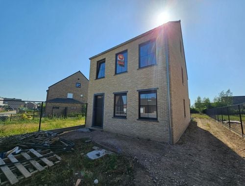                                         Maison à louer à Elen, € 1.975

