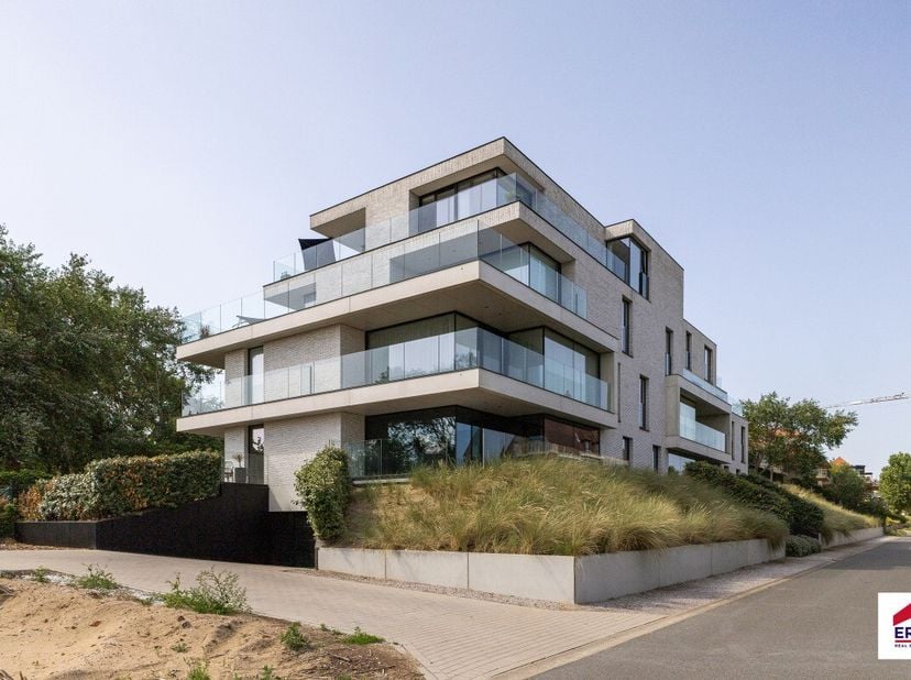 À vendre : appartement haut de gamme à Coxyde avec vastes terrasses orientées plein sud et vue dégagée. Cet appartement récent construit en 2020 allie