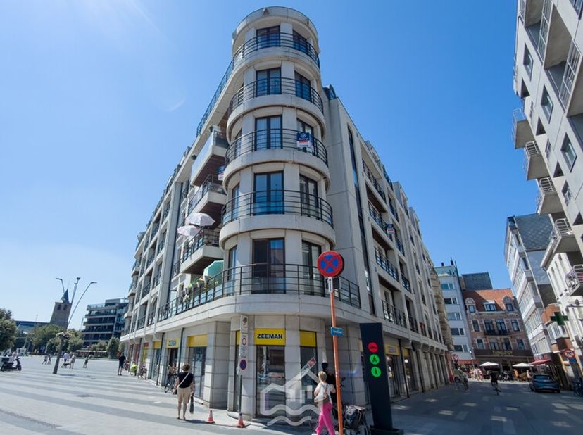 Instapklaar, zeer goed onderhouden drieslaapkamerappartement (115 m² !) gelegen aan het stationsplein van Blankenberge. Op enkele voetstappen van het