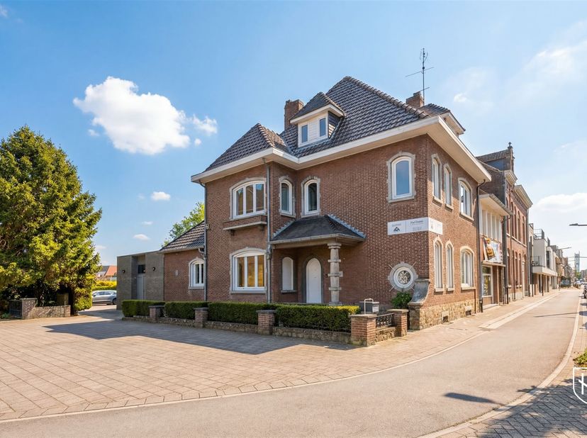 Karaktervol kantoorpand met grote privé-parking, uitermate centraal gelegen in Maasmechelen.<br />
<br />
Op een uiterst centrale locatie in het cen