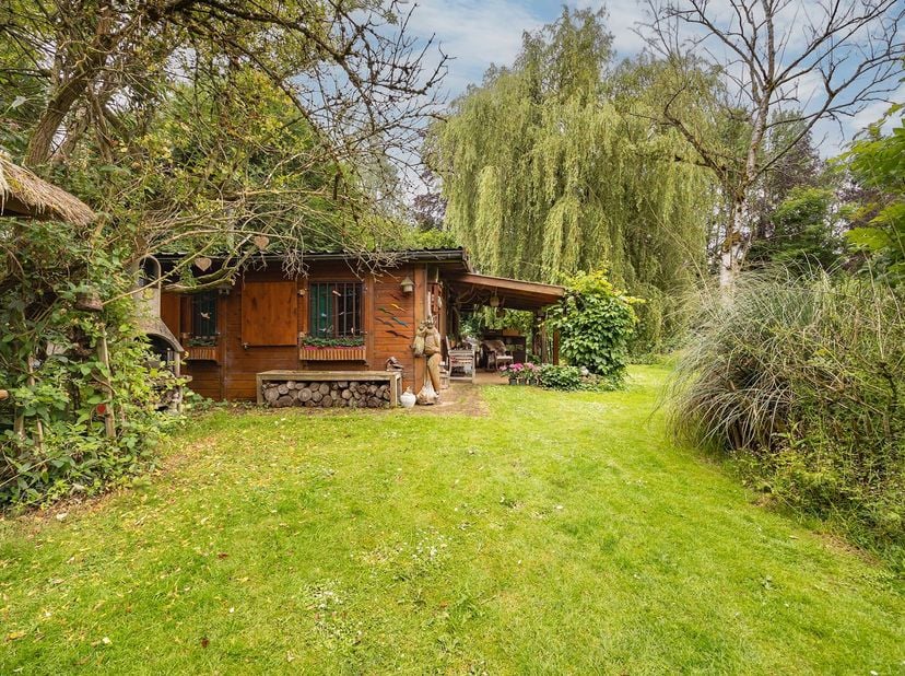 Welkom in dit charmante vakantieverblijf gelegen in een groene oase in Veerle, een waar paradijs voor natuurliefhebbers. Dit unieke eigendom biedt een