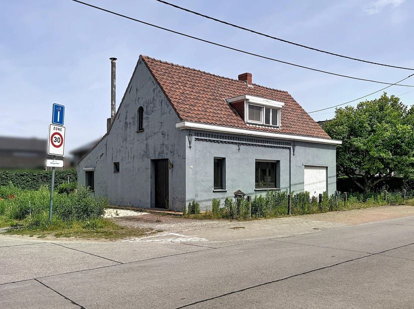 TE RENOVEREN WONING -<br />
Deze te renoveren woning biedt de perfecte basis voor een renovatieproject. <br />
Op het gelijkvloers bevindt zich een in
