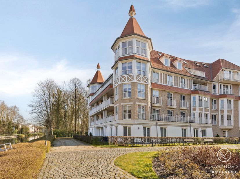 Op zoek naar rust, ruimte én een prachtig uitzicht? Dit charmante duplex appartement combineert het beste van beide werelden: een idyllische ligging a