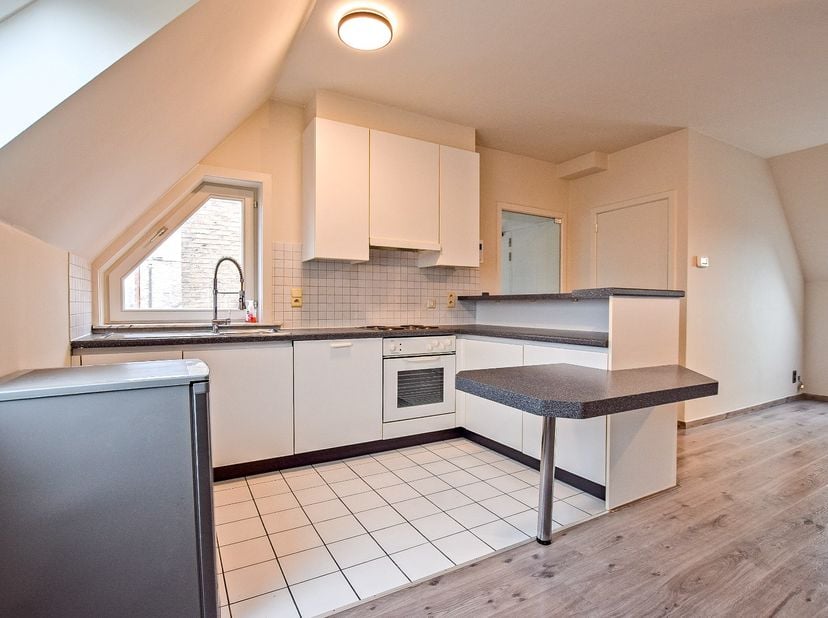 In het centrum van Veurne bevindt zich dit aangename instapklare dakappartement van 61 m², perfect voor wie comfortabel en centraal wil wonen. De vele