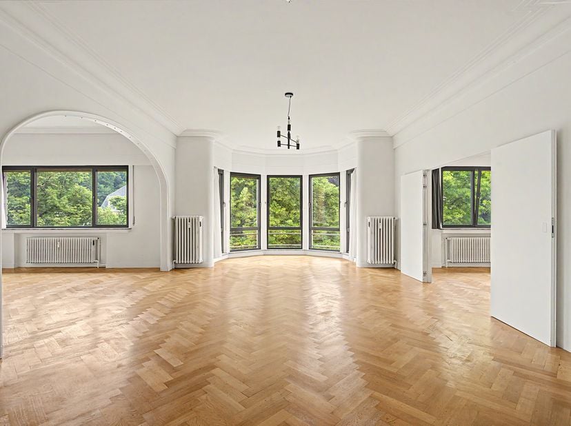 Face au Bois de la Cambre, dans un élégant immeuble, cet appartement de ±193 m² situé au troisième étage offre de beaux volumes et une situation privi