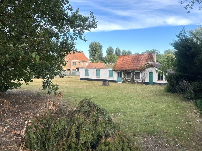 Belle parcelle de terrain à vendre de 732m² dans une petite parcelle de 2 lots. <br />
Le deuxième lot de 665 m² peut éventuellement être acheté ensem