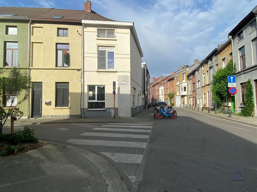 Dit gezellige appartement is gelegen op de tweede verdieping van een gebouw gelegen aan de Notelaarstraat 43 in Gent. <br />
Het appartement is prakti