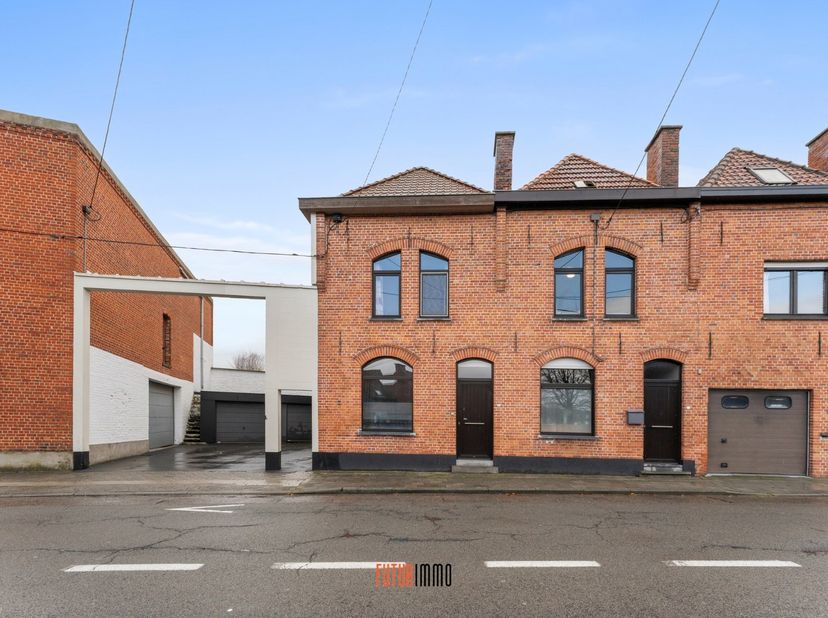 Deze interessante en centraal gelegen half open woning bevindt zich langs de Oekensestraat, nabij de kern van Rumbeke (scholen, bushalte, supermarkt,