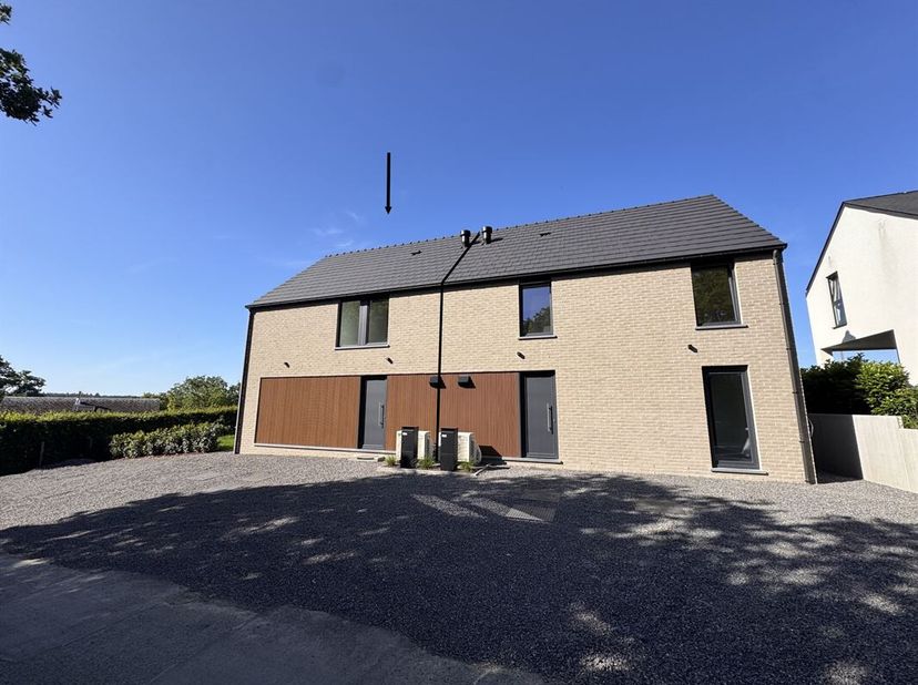 MCA Immobilier vous propose à la location cette superbe maison neuve et de première occupation située à Petit Han, dans un cadre agréable et verdoyant