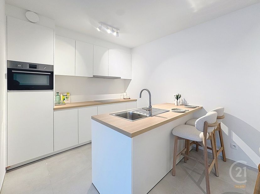 Dit nieuwbouwappartement is gelegen op het gelijkvloers van residentie Ribera langs de Oostendelaan te Middelkerke, op slechts 500 meter van het stran