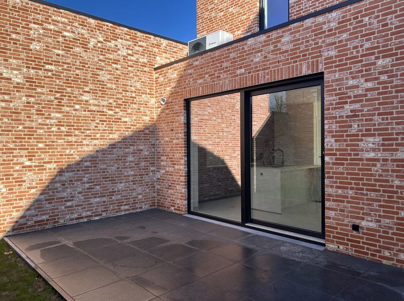 Deze nieuwe, halfvrijstaande woning is op zoek naar zijn eerste bewoners. Ben jij op zoek naar een woning net buiten het centrum van Peer?<br />
Lees