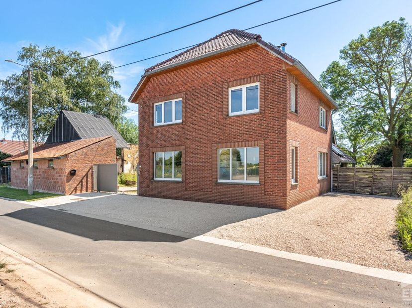 Deze ruime gezinswoning combineert een uitzonderlijk perceel van 42a 16ca met een rustige, groene ligging in het landelijke Alken. Voor meer info ga n