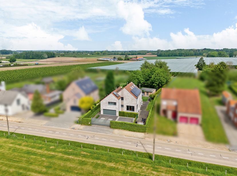 In het gegeerde Sint-Lambrechts-Herk bevindt zich deze uitzonderlijke, instapklare woning waar ruimte, luxe en rust harmonieus samenkomen. De woning w