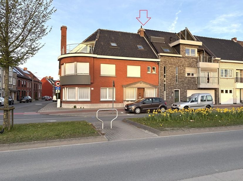 it wooncomplex bestaat uit twee appartementen, 2 overdekte autostaanplaatsen &amp;amp; een ruime woning met tuin + aparte garage.<br />
Dit pand geniet ee